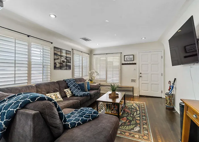 Bungalow Downtown Easy Airport Access Family Friendly