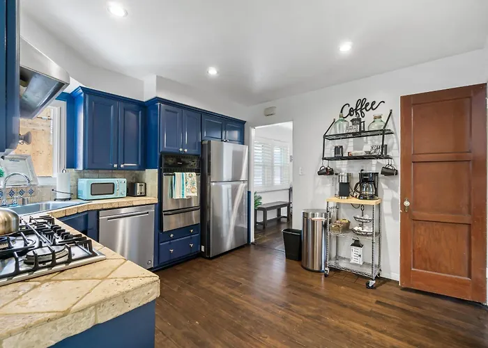 Bungalow Downtown Easy Airport Access Family Friendly